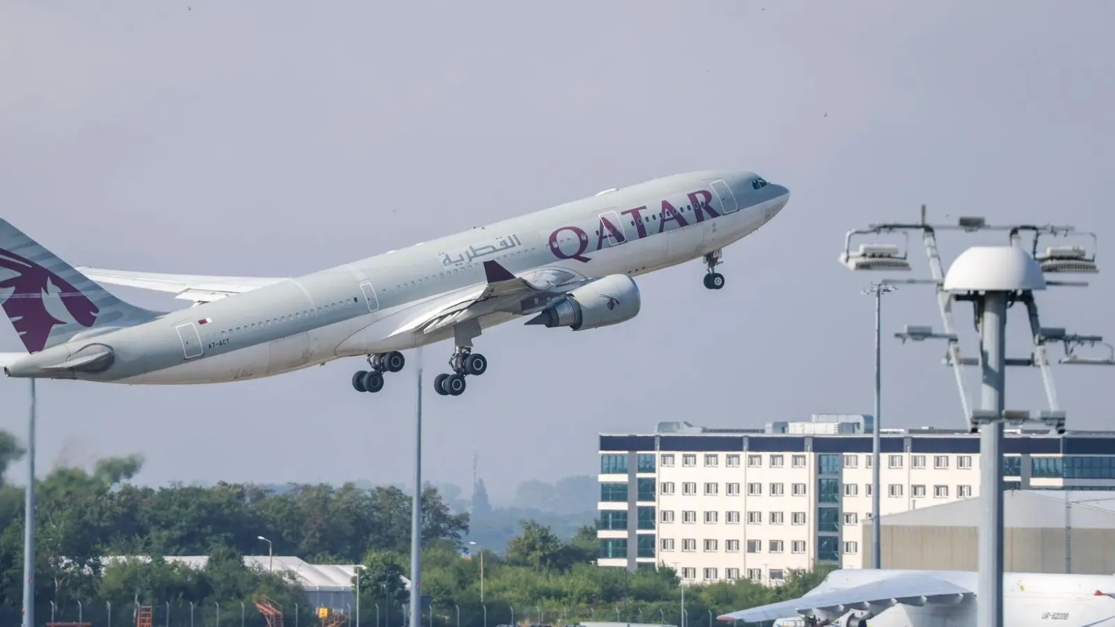 In Zusammenarbeit mit dem Emirat Katar werden 81 Straftäter vom Flughafen Leipzig aus nach Afghanistan ausgeflogen.  (Foto: Jan Woitas/dpa)