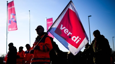 Verdi-Mitglieder gehen auf die Straße. (Archivbild) (Foto: Julian Stratenschulte/dpa)