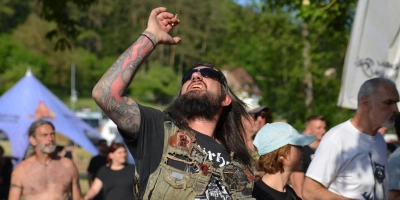 Gute Laune an der Bühne beim Auftritt von Nevver. (Foto: Yvonne Neckermann)