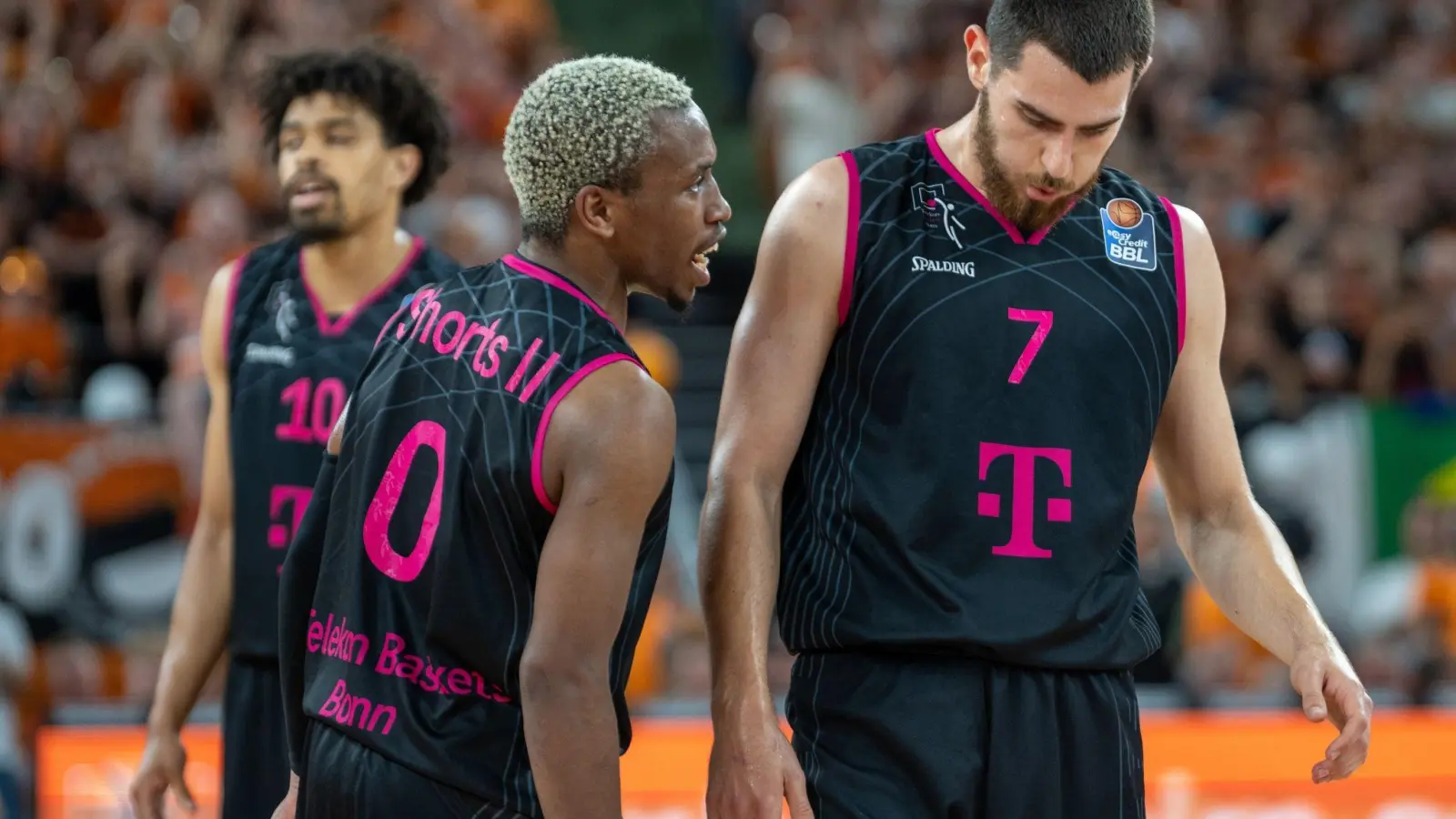 Bonns Collin Malcolm (l-r), TJ Shorts und Sebastian Herrera nach der Pleite in Ulm. (Foto: Stefan Puchner/dpa)