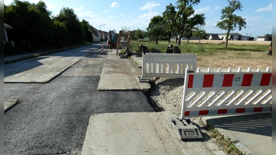 Die Sanierung der Oberscheckenbacher Ortsdurchfahrt war eine der größten Baumaßnahmen der jüngsten Zeit im Gemeindebereich. Das Foto entstand im Sommer. Inzwischen sind die Arbeiten weitgehend abgeschlossen. Ab Montag soll der Verkehr wieder rollen können. (Foto: Karl-Heinz Gisbertz)
