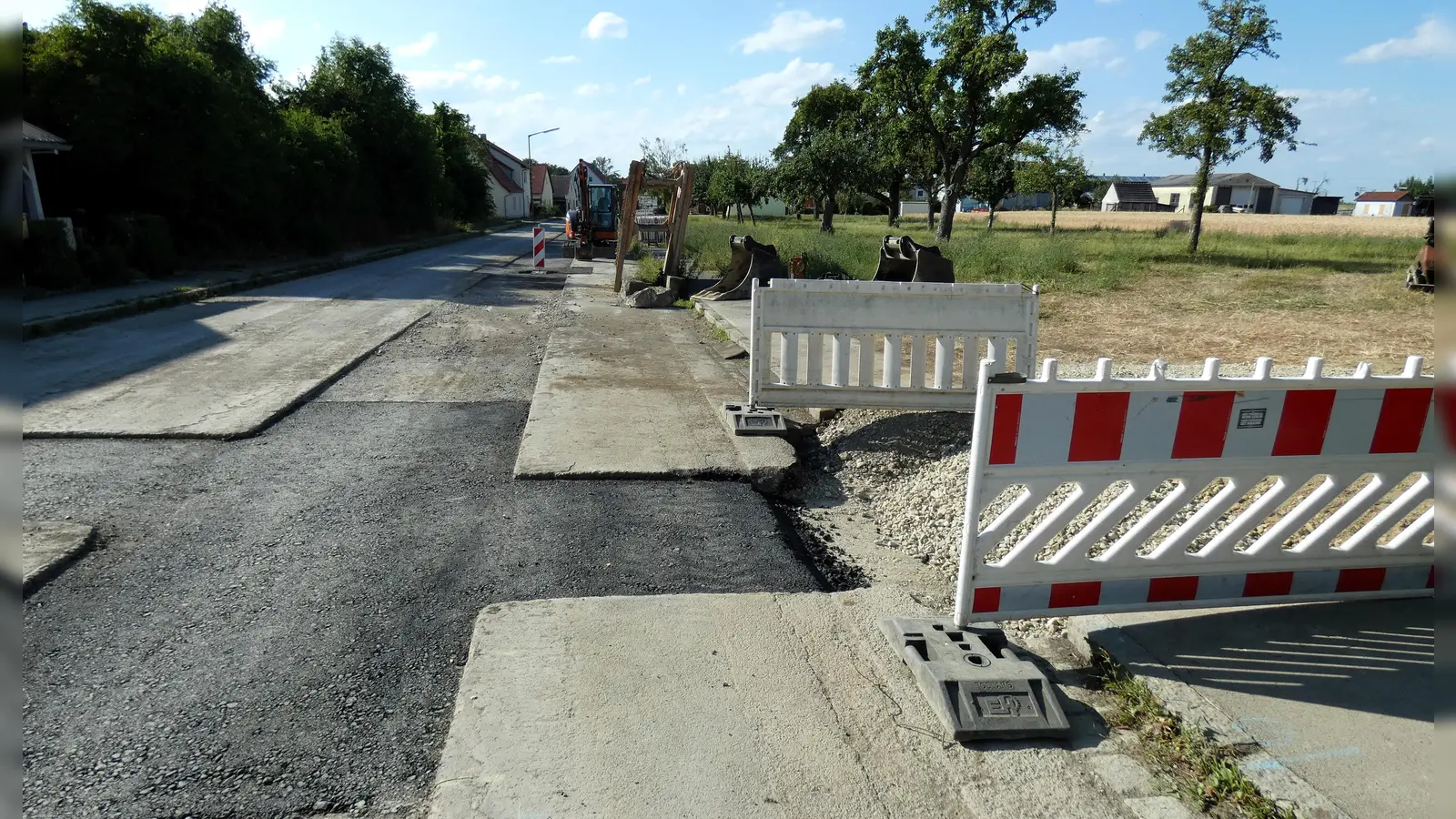 Die Sanierung der Oberscheckenbacher Ortsdurchfahrt war eine der größten Baumaßnahmen der jüngsten Zeit im Gemeindebereich. Das Foto entstand im Sommer. Inzwischen sind die Arbeiten weitgehend abgeschlossen. Ab Montag soll der Verkehr wieder rollen können. (Foto: Karl-Heinz Gisbertz)