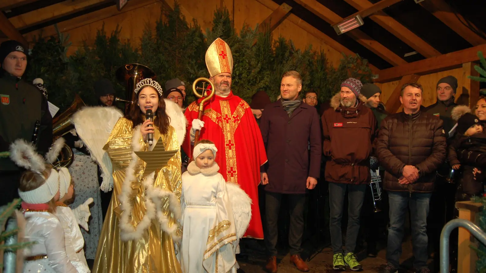 „Ein Zauber liegt über Dinkelsbühl“, verkündete am Donnerstag Christkind Annalena Enkler und eröffnete den Weihnachtsmarkt im Stadtpark. (Foto: Markus Weinzierl)