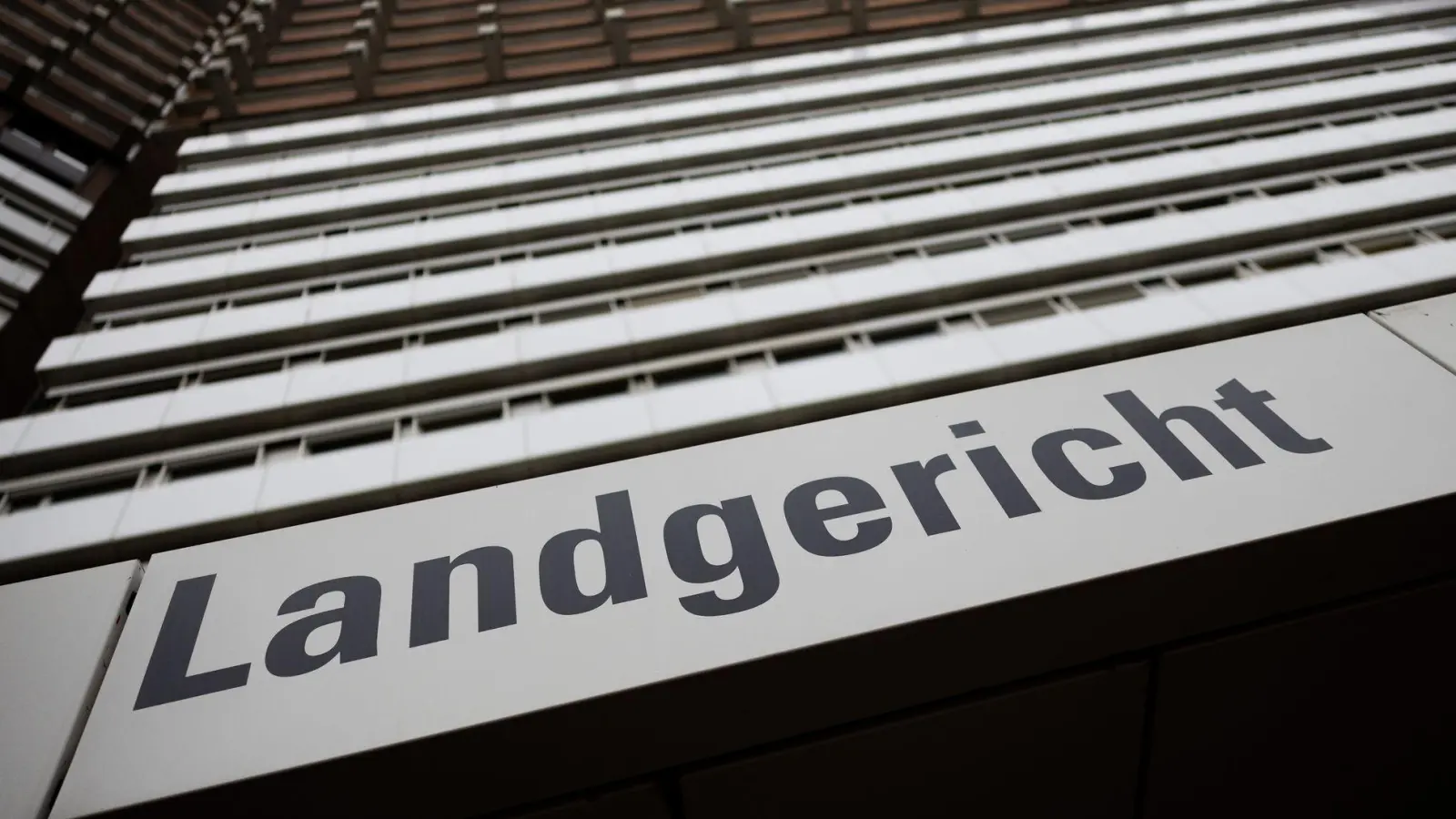 Ein Mann ist wegen Mordes an seiner Ehefrau angeklagt. (Symbolfoto) (Foto: Rolf Vennenbernd/dpa)