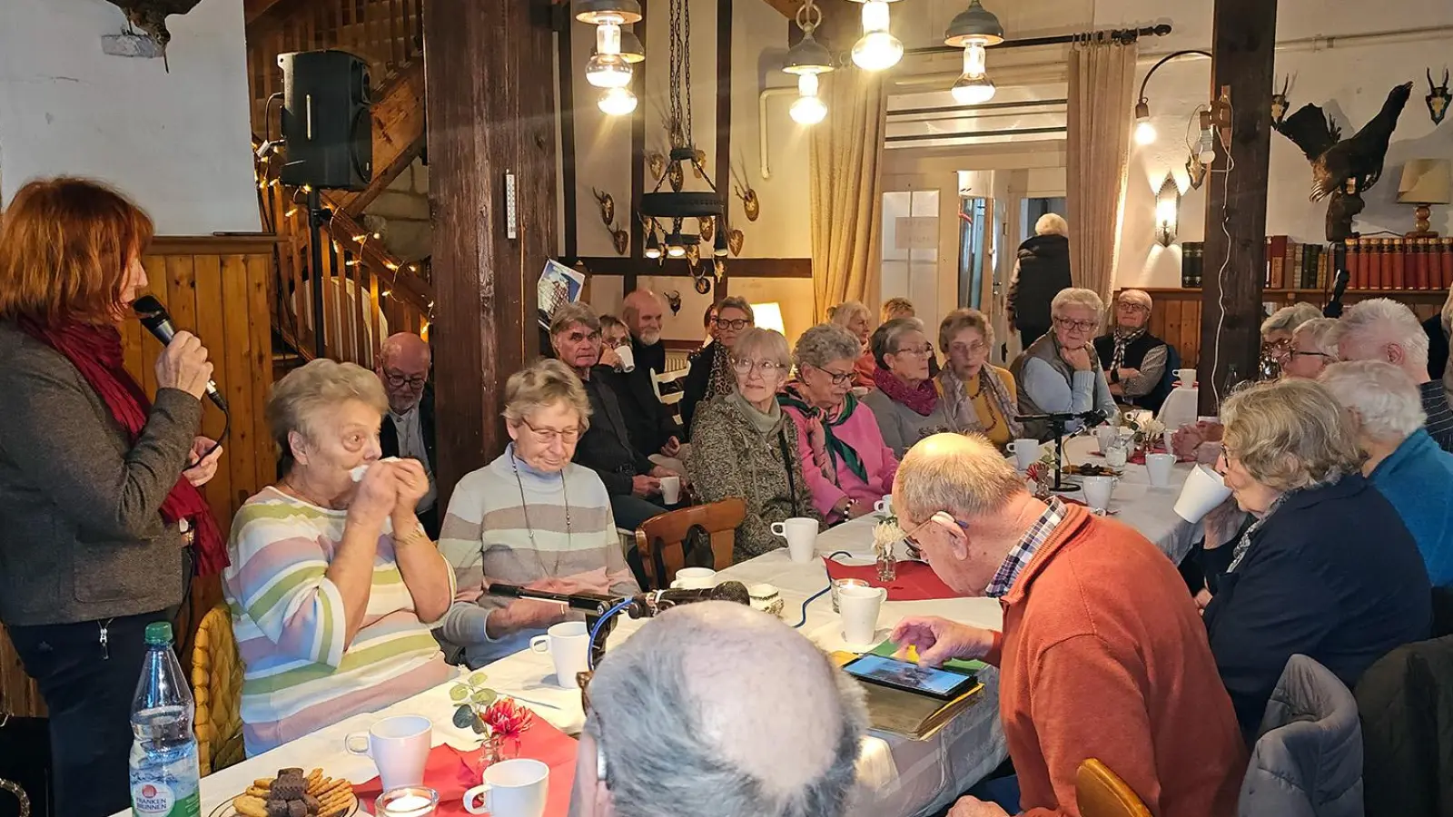 Zahlreiche Frauen und Männer waren wieder zum Erzählcafé ins Steinhaus nach Bad Windsheim gekommen.  (Foto: Nicole Paskow)