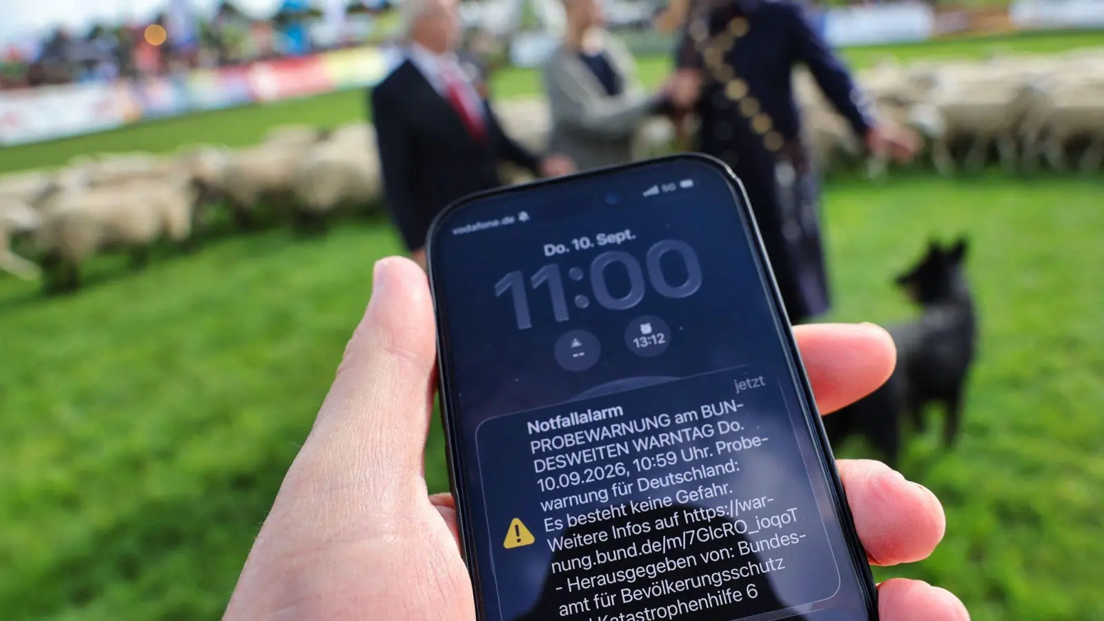 Um 11.00 Uhr machten deutschlandweit die Mobiltelefone Alarm. (Foto: Jens Büttner/dpa)
