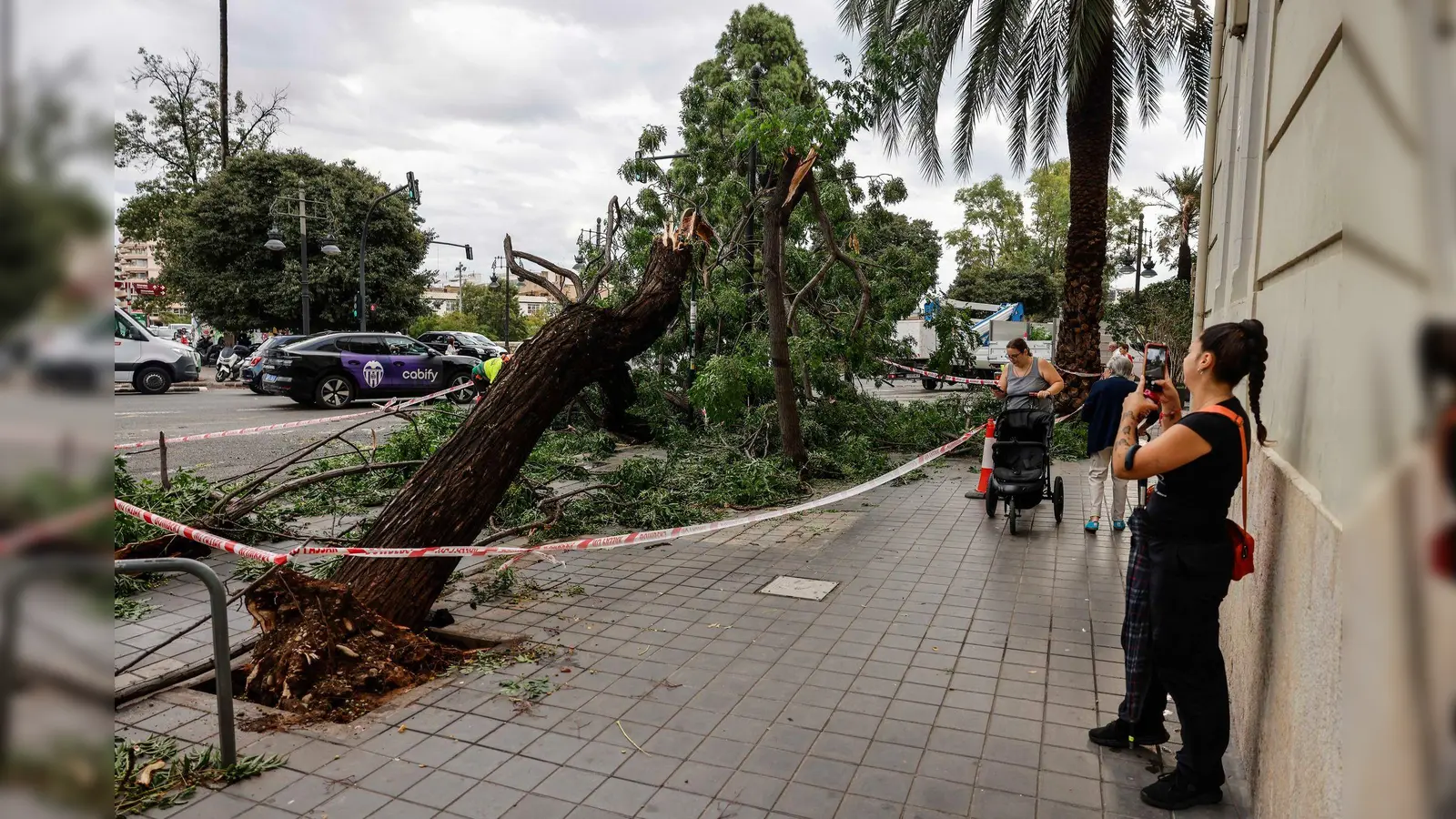 Bei heftigen Unwettern im spanischen Valencia und im Großraum von Barcelona ist ein Mensch ums Leben gekommen.  (Foto: Rober Solsona/EUROPA PRESS/dpa)