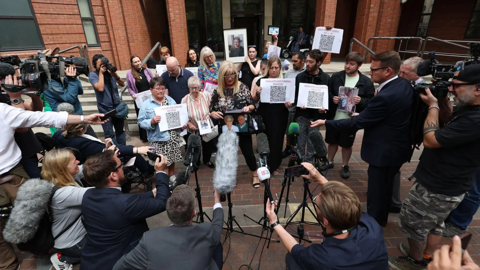 Ein Bestatter wurde in England zu 20 Jahren Haft verurteilt. (Foto: Scott Heppell/PA Wire/dpa)