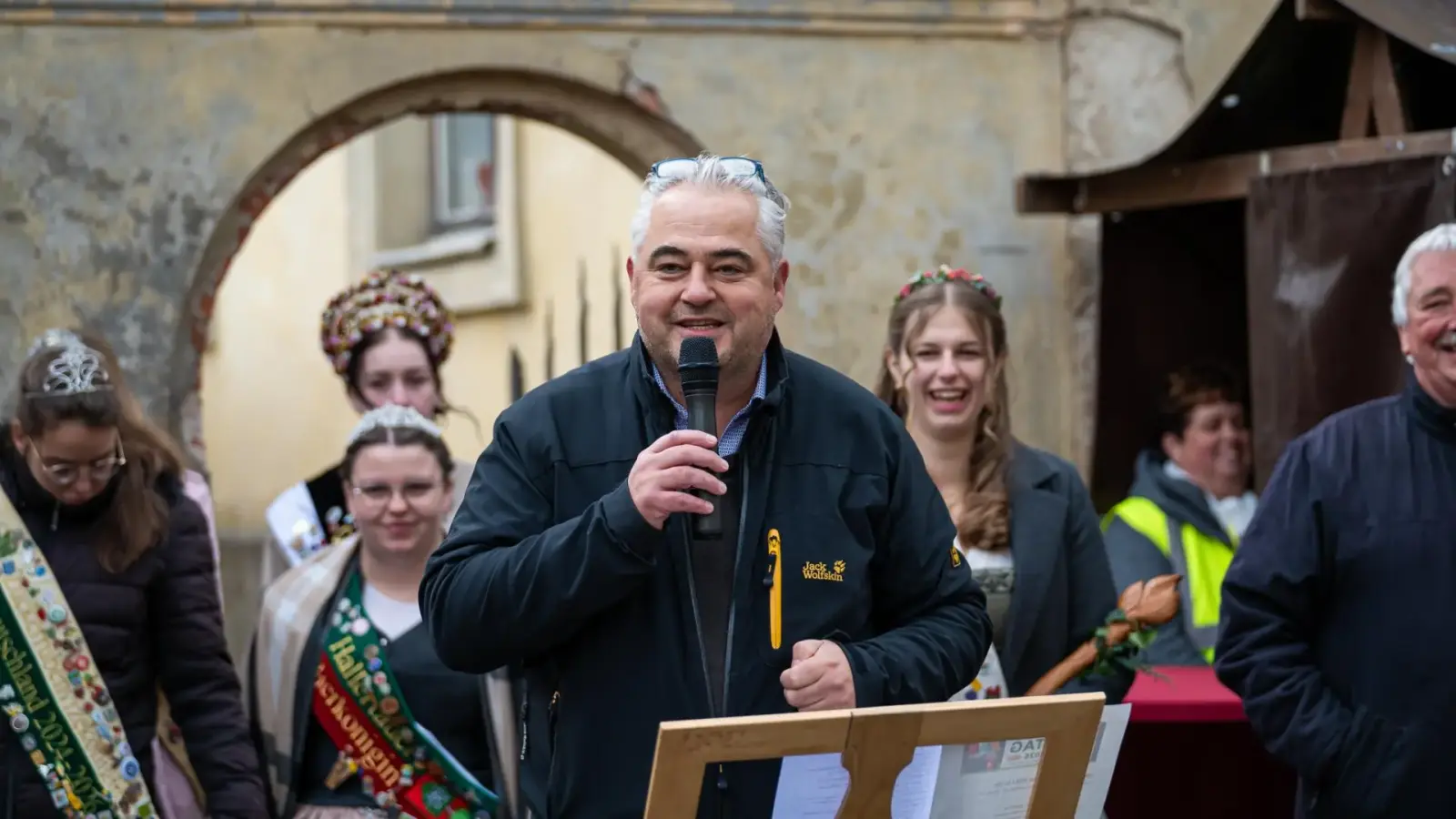 Bürgermeister Claus Seifert bei dem, was er am besten kann: reden. Unser Foto stammt vom diesjährigen Scheinfelder Holztag. (Foto: Mirko Fryska)