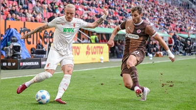 Augsburgs Marius Wolf (links) im Zweikampf mit Pauli-Profi Lars Ritzka. (Foto: Harry Langer/dpa)