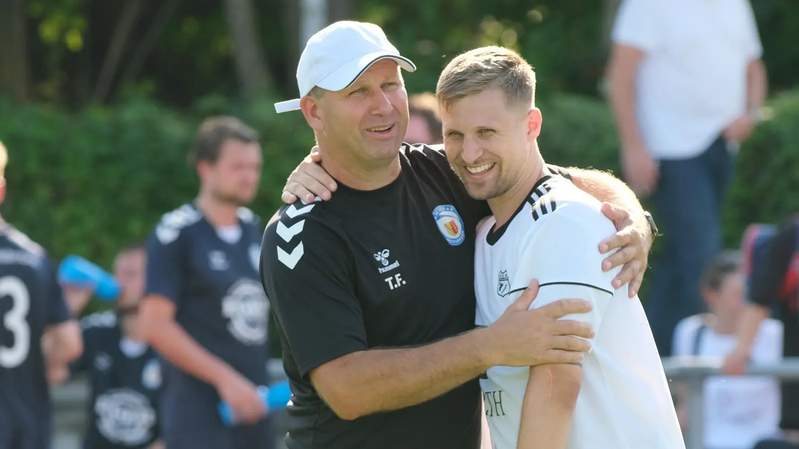 Vater Thomas Foth und Sohn Mario Foth liegen sich trotz des eindeutigen Ergebnisses nach dem Spiel wieder in den Armen. (Foto: Uli Wagner)