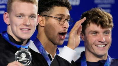 Sven Schwarz (l) freut sich über Silber. (Foto: Vincent Thian/AP/dpa)