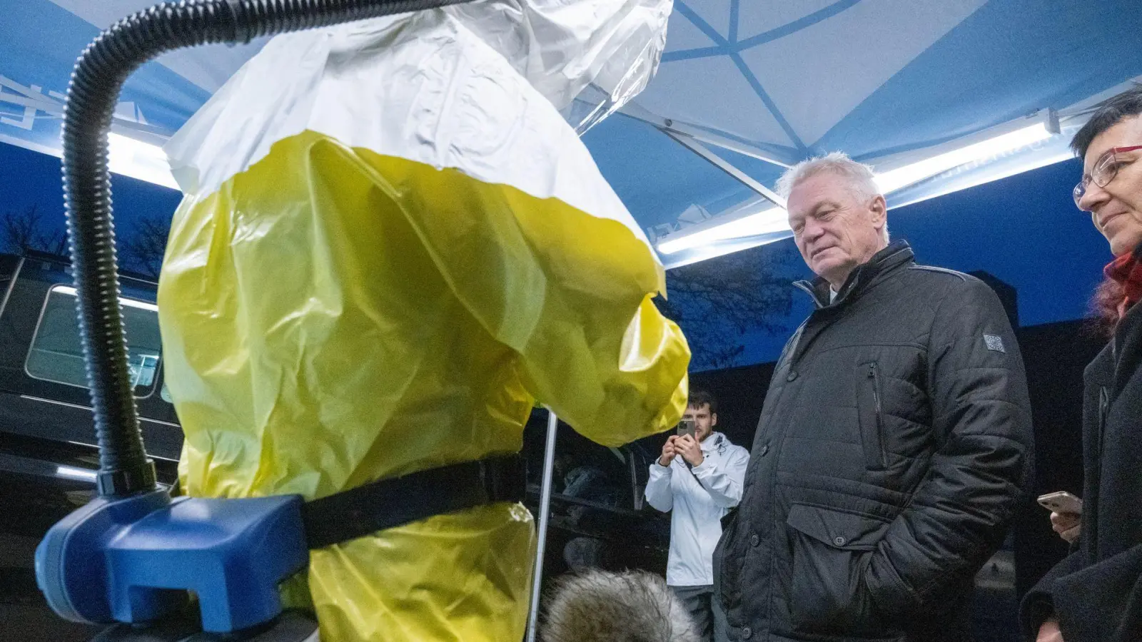 Bundeslandwirtschaftsminister Alois Rainer (CSU) dankte bei seinem Antrittsbesuch den Mitarbeitern des Friedrich-Loeffler-Instituts (FLI) für ihre Arbeit, die auch zur Eindämmung von Tierseuchen wie der Geflügelpest beiträgt. (Foto: Stefan Sauer/dpa)