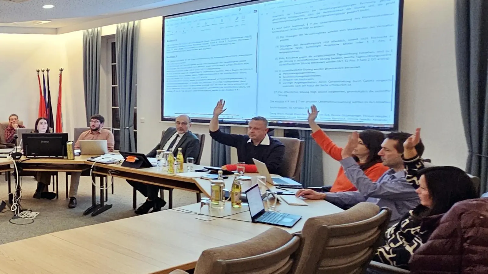 Hier hebt er gemeinsam mit CSU-Stadtratsmitgliedern die Hand, doch künftig will Thomas Härpfer (Vierter von rechts) mit zwei weiteren Kollegen getrennte Wege gehen. Dass er dies nur tue, um Vize von Bürgermeister Markus Liebich (Fünfter von rechts) zu werden, bestreitet er – aber gewisse Ambitionen räumt er ein. (Foto: Wolfgang Grebenhof)