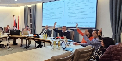 Hier hebt er gemeinsam mit CSU-Stadtratsmitgliedern die Hand, doch künftig will Thomas Härpfer (Vierter von rechts) mit zwei weiteren Kollegen getrennte Wege gehen. Dass er dies nur tue, um Vize von Bürgermeister Markus Liebich (Fünfter von rechts) zu werden, bestreitet er – aber gewisse Ambitionen räumt er ein. (Foto: Wolfgang Grebenhof)
