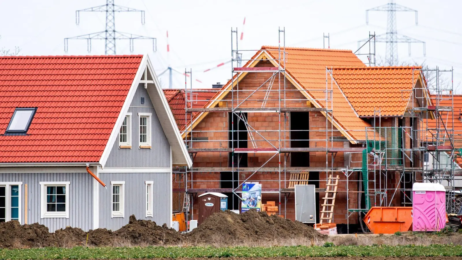 Verbraucher fragen wieder deutlich mehr Immobilienkredite nach. (Archivbild) (Foto: Hauke-Christian Dittrich/dpa)