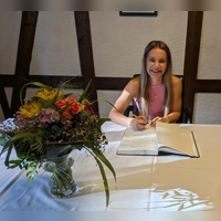 Die Deutsche Vizemeisterin im Federgewicht, Inès Kirchdörfer, beim Eintrag in das Goldene Buch der Marktgemeinde Weiltingen. (Foto: Friedrich Zinnecker)