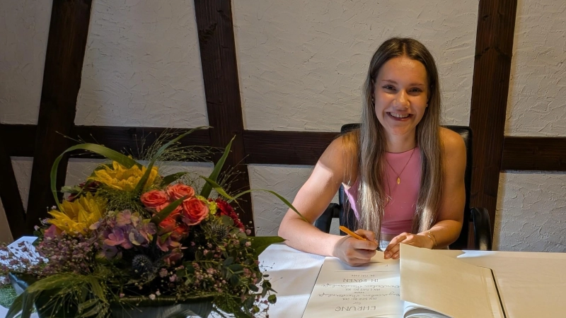 Die Deutsche Vizemeisterin im Federgewicht, Inès Kirchdörfer, beim Eintrag in das Goldene Buch der Marktgemeinde Weiltingen. (Foto: Friedrich Zinnecker)