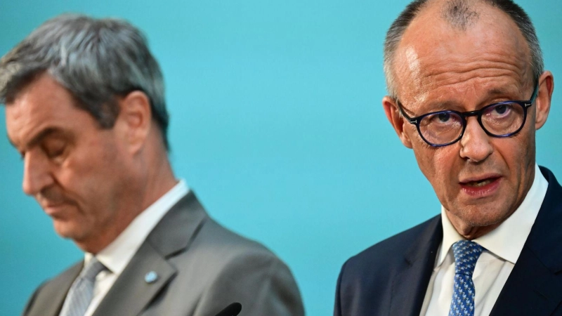 CSU-Chef Söder (links) dürfte mit dem Ergebnis der neusten Umfrage noch gut leben können. Seine Partei landet bei 37 Prozent. Die Meinung über Kanzler Merz fällt im Freistaat dagegen überaus kritisch aus. (Archivbild) (Foto: Sebastian Gollnow/dpa)