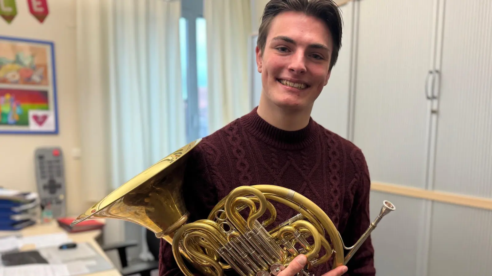 Clemens Köster im Sekretariat des Gymnasium Carolinum, wo er als FSJler arbeitete. Nun studiert der junge Mann Horn.  (Foto: Lara Hausleitner)