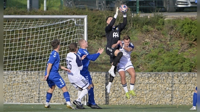 Diesen Ball angelte sich Daniel Himmrich (im schwarzen Trikot) vor dem Schwabacher Jonas Sauerstein (rechts), musste aber insgesamt sechsmal hinter sich greifen. (Foto: Martin Rügner)