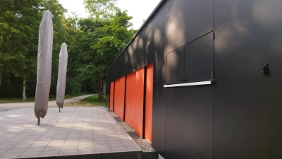 Vor verschlossenen Türen: Vor einem Jahr wurde der Zweckbau am Spielplatz am Zeilberg eingeweiht. Seitdem konnte er nicht wirklich genutzt werden, weil es noch keine Vereinbarung zwischen Stadt und Stadtjugendring gibt. (Foto: Robert Maurer)