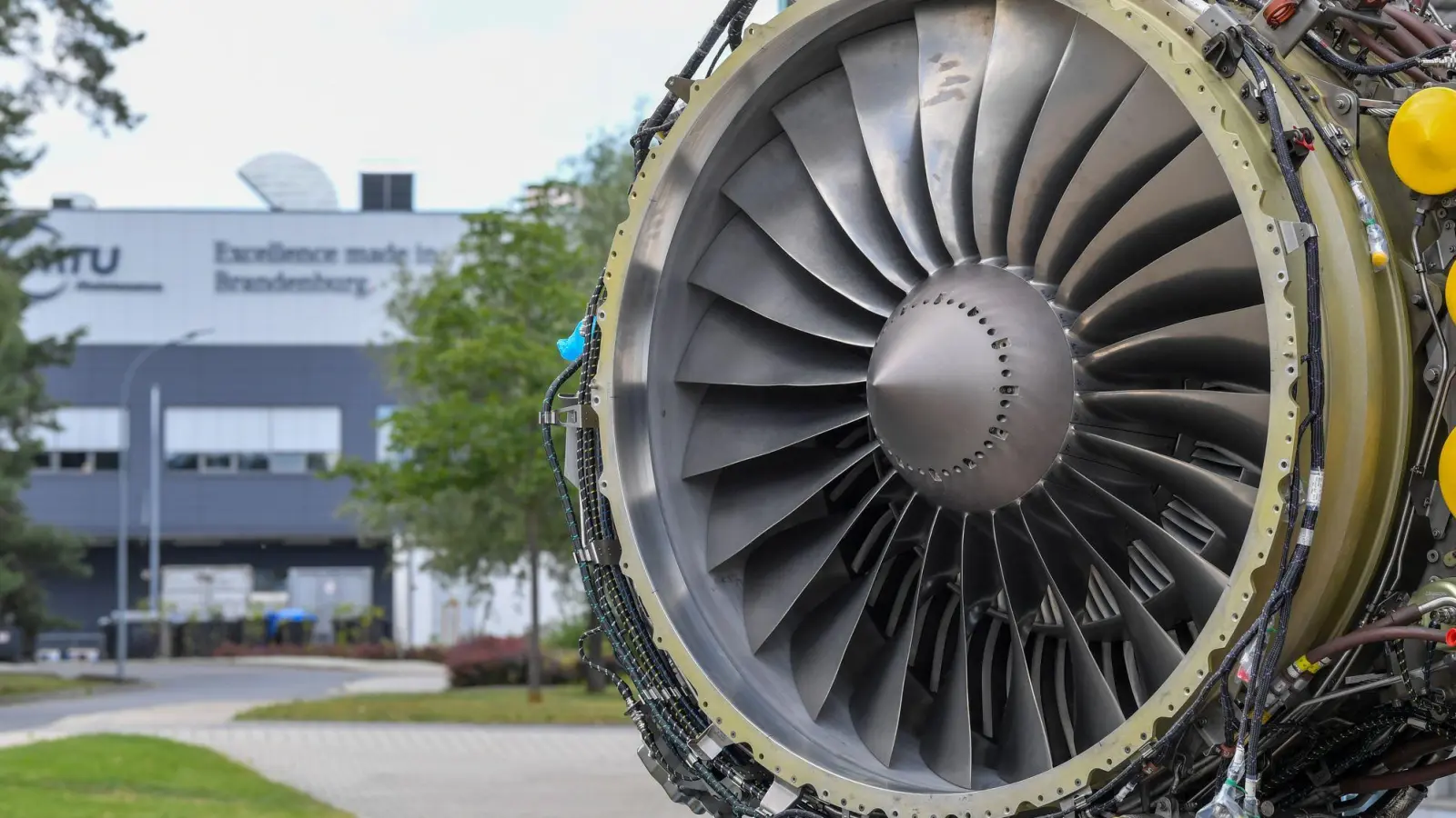 Eine Flugzeugturbine auf dem Gelände eines MTU-Wartungsstandorts in Ludwigsfelde (Brandenburg). Die Wartung ist eine Haupteinnahmequelle des Dax-Konzerns. (Archiv) (Foto: Patrick Pleul/dpa-Zentralbild/dpa)
