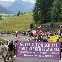 Menschen reisten mit Bahn und Fahrrädern zu dem Protest an. (Foto: Matthias Röder/dpa)