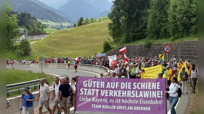Menschen reisten mit Bahn und Fahrrädern zu dem Protest an. (Foto: Matthias Röder/dpa)