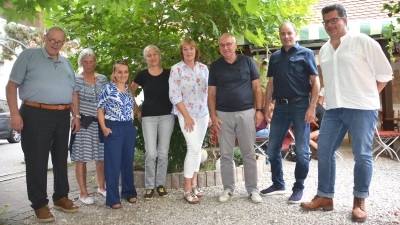 Die acht Gründungsmitglieder des neuen Fördervereins (von links): Hans-Werner Kummerow, Gabriele Kummerow, Katharina Bucher, Evelyn Müller, Dr. Annett Roch, Klaus Schülein, Alexander Holler und Nils Kühne-Hellmessen, der zum kommissarischen Vorsitzenden gewählt wurde. (Foto: Peter Tippl)