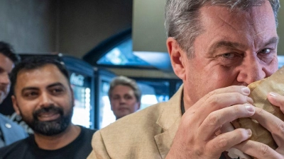 Die Weltlage sei ernst geworden - das will Bayerns Ministerpräsident Markus Söder (CSU) künftig auch bei seinen Social-Media-Auftritten berücksichtigen - und nicht mehr ganz so viele Döner-Fotos posten (Archivbild).  (Foto: Peter Kneffel/dpa)