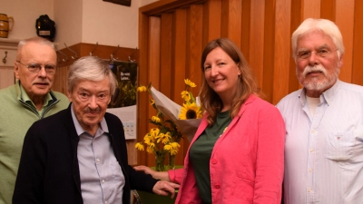 Bei der Feier zum 30-jährigen Bestehen ehrte Yvonne Hirsch (Dritte von links) die Gründungsmitglieder (von links) Uwe Kekeritz, Peter Wiedenmann und Roland Questel. (Foto: Gerhard Krämer)