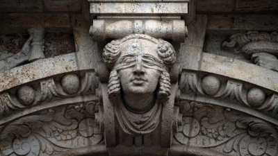 Der Angeklagte soll zwischen 2018 und 2022 als Leiter von Callcentern an einem umfangreichen Betrug mit Trading-Plattformen im Internet mitgearbeitet haben. (Symbolbild) (Foto: Pia Bayer/dpa)