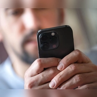 Damit die Reise nicht unnötig teuer wird: gerade außerhalb der EU die Roaming- und SIM-Einstellungen überprüfen. (Foto: Sina Schuldt/dpa/dpa-tmn)
