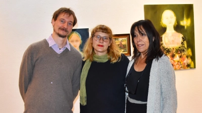 Haben die aktuelle Ausstellung „Ewigkeit lügt“ in der Kunsthalle Hilsbach mit ihren Arbeiten bestückt (von links): Tobias Sternberg, Hannah van Ginkel und Manon Heupel, deren Bild mit dem Titel „Mädchen und fallender Vogel“ im Hintergrund rechts zu sehen ist. (Foto: Werner Wenk)