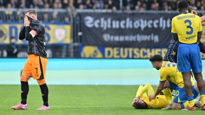 Schockmoment: Braunschweigs Florian Flick bleibt verletzt am Boden liegen. (Foto: Swen Pförtner/dpa)