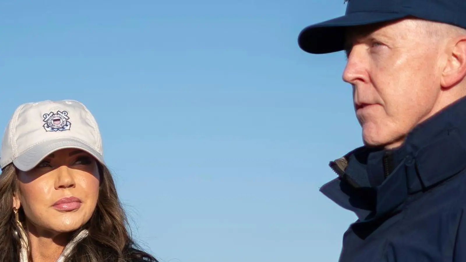 Admiral Kevin Lunday (r.), amtierender Kommandant der Kristi Noem unterstehenden US-Küstenwache, widersprach dem Medienbericht. (Archivbild) (Foto: Petty Officer 1st Class Brandon/U.S. Coast Guard/AP/dpa)