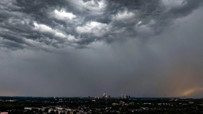 Sieht übel aus, besser schnell Schutz suchen: Das Bundesamt für Bevölkerungsschutz und Katastrophenhilfe rät, sich bei Gewitter und Sturm in einem stabilen Gebäude aufzuhalten. (Foto: Christoph Reichwein/dpa)