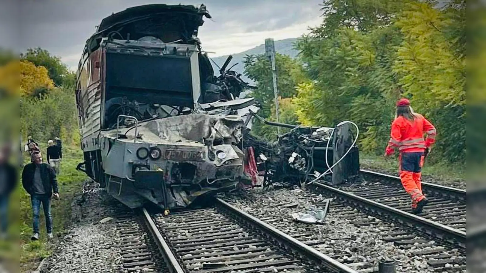 Der Zusammenstoß der beiden Personenzüge ereignete sich nahe dem Dorf Jablonov nad Turnou im Südosten der Slowakei, nahe der Grenze zu Ungarn. (Foto: Kr Pz V Košiciach/TASR/dpa)