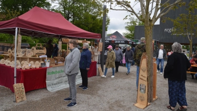 Von 10 Uhr bis 17 Uhr bieten die Stände in der Marktstraße, im Sonnenuhrenpark und im Wörnitzpark ihre kunsthandwerklichen Waren an. (Foto: Peter Tippl)