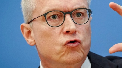 Digitalminister Karsten Wildberger (CDU) unterstützt die Idee einer Altersgrenze für Social Media und hält auch Smartphone-Verbote an Schulen für sinnvoll. (Archivbild) (Foto: Kay Nietfeld/dpa)