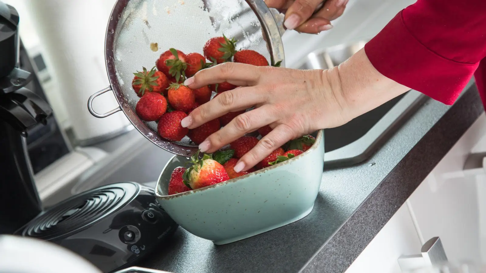 Bleibt der Strunk beim Waschen der Erdbeeren dran, wird der Geschmack nicht verwässert. (Foto: Christin Klose/dpa-tmn)