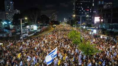 Zehntausende Menschen gingen in Tel Aviv und anderen israelischen Städten auf die Straße, um die Regierung zum Abschluss eines Geisel-Deals zu drängen.  (Foto: Ariel Schalit/AP/dpa)