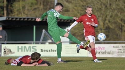 FC/DJK Burgoberbach im letzten Heimspiel gegen SG Segringen/Dinkelsbühl: Der Burgoberbacher Mert Aydin (grün) beim Abschluss. (Foto: Martin Rügner)