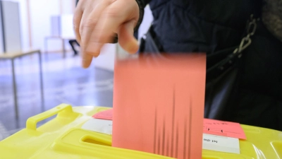 Manche haben schon gewählt, doch viele wissen noch nicht, wo sie am Sonntag ihr Kreuz machen werden. (Symbolbild) (Foto: Julian Stratenschulte/dpa)