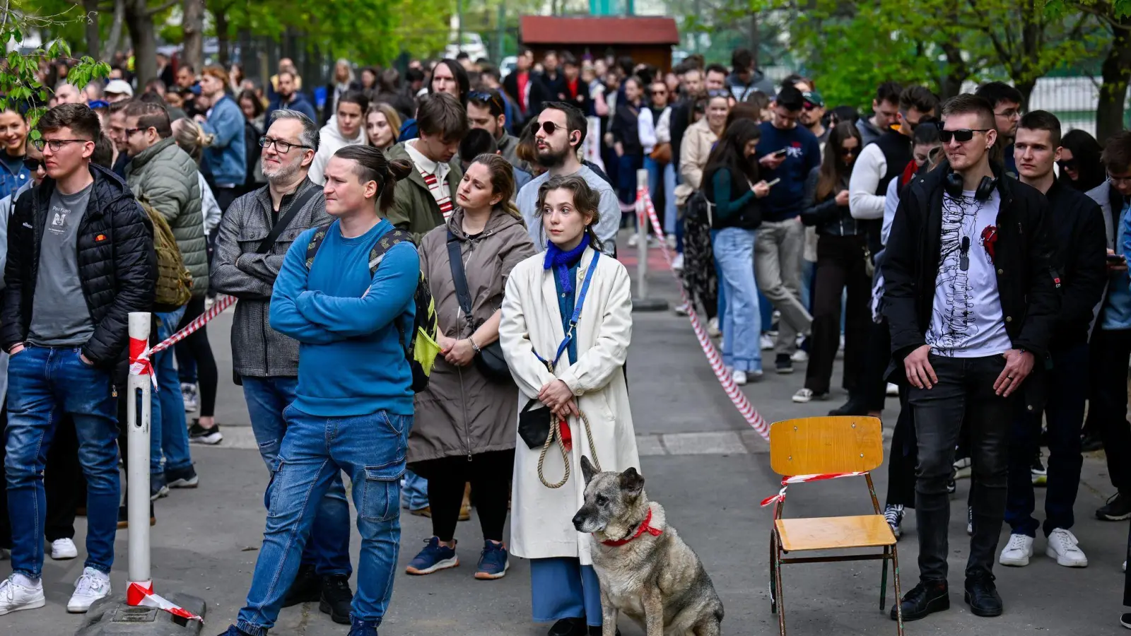 Viele Menschen warten vor einem Wahllokal in Budapest, um ihre Stimme abzugeben. (Foto: Denes Erdos/AP/dpa)