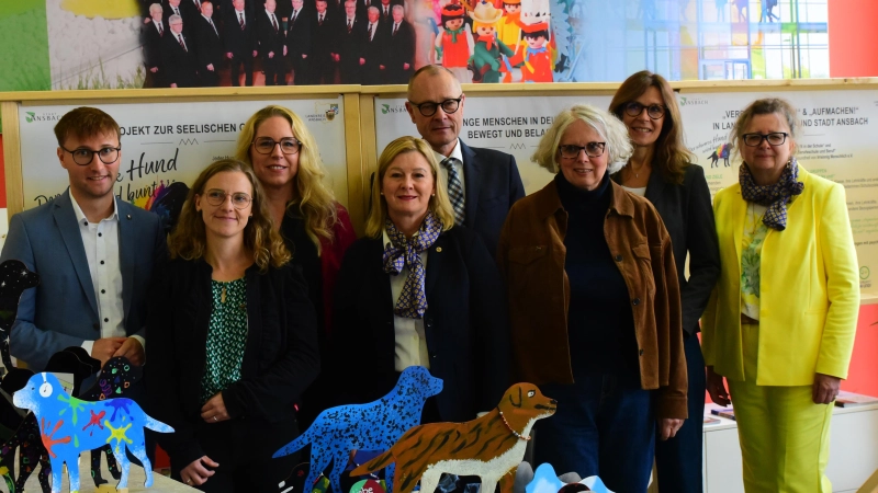 Die Wanderausstellung „Der schwarze Hund wird bunt” startete im Foyer des Landratsamts – Landrat Marco Meier (links) eröffnete die Ausstellung gemeinsam mit Mitwirkenden. (Foto: Irmeli Pohl)