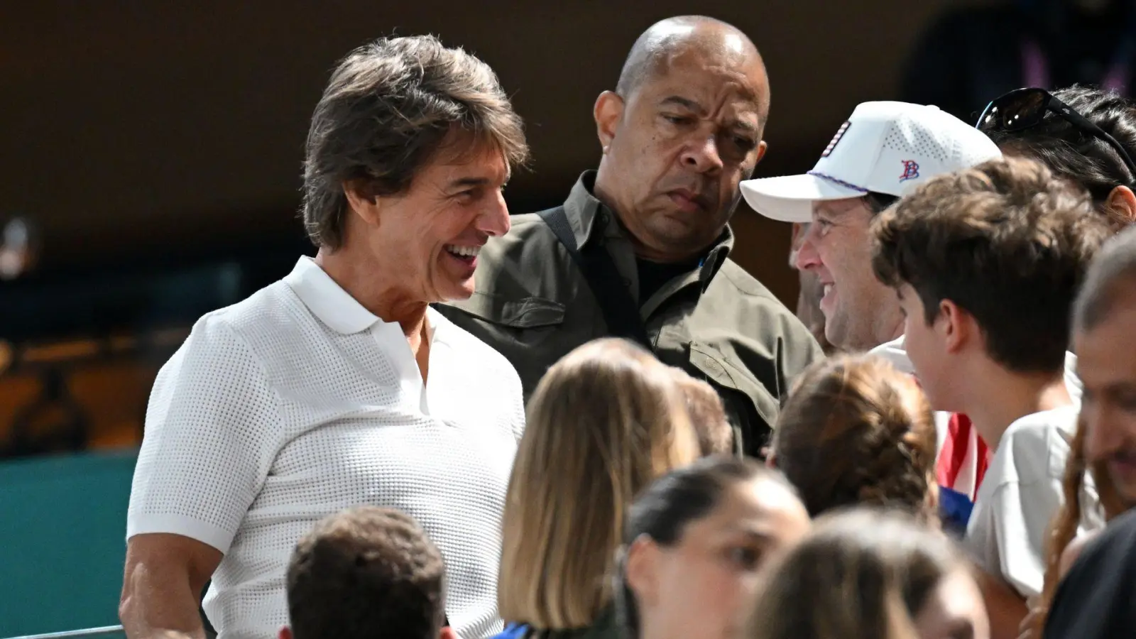 Schauspieler Tom Cruise beim Turnen auf der Tribüne. (Foto: Marijan Murat/dpa)