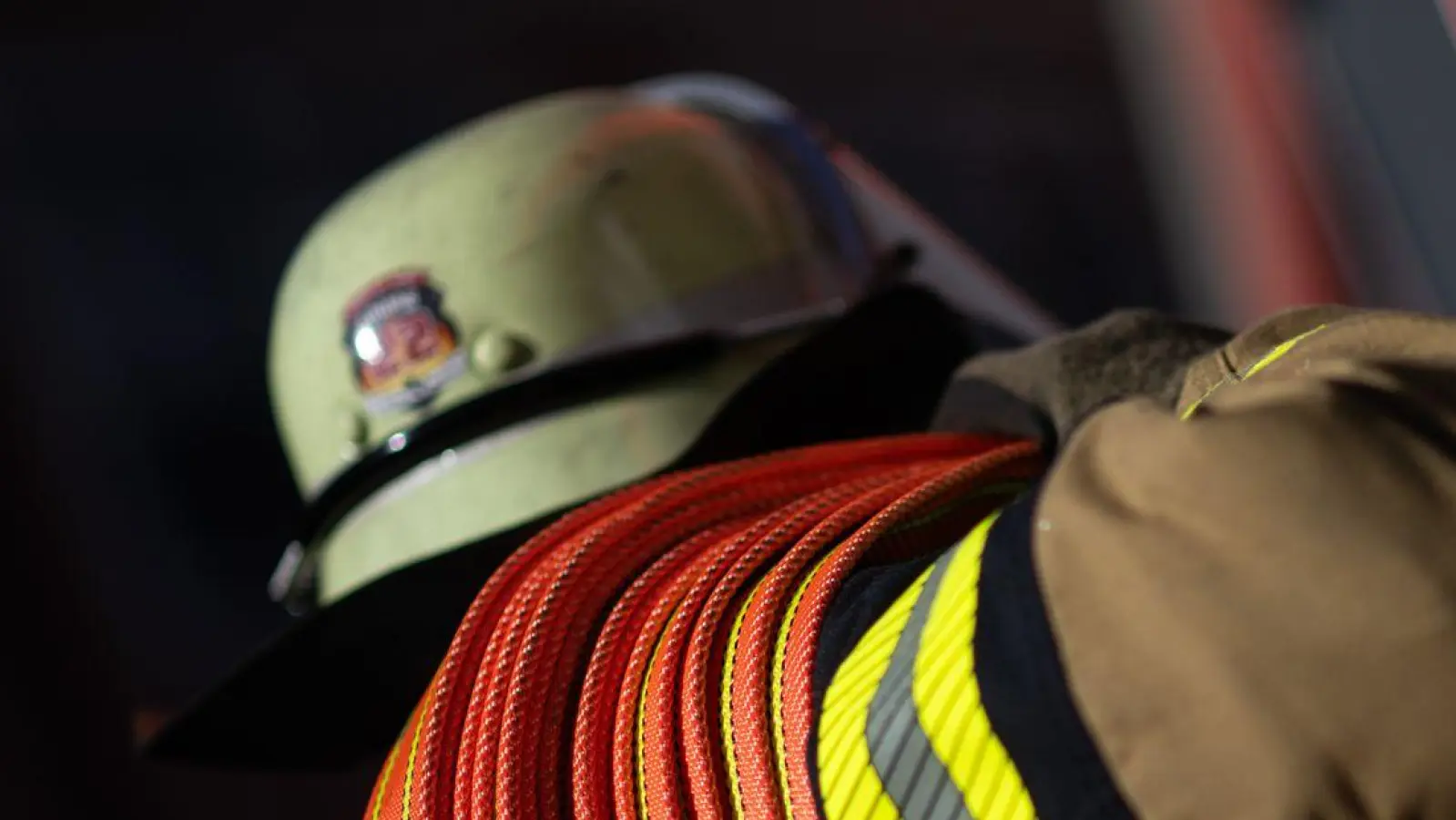 Die Feuerwehr fand den Angaben zufolge den verletzten Mann im Flur. (Symbolbild) (Foto: Marijan Murat/dpa)