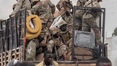 Uniformierte auf einem Lastwagen: Der Osten des Kongo gilt als eine der gefährlichsten Regionen der Welt. (Foto: Moses Sawasawa/AP/dpa)